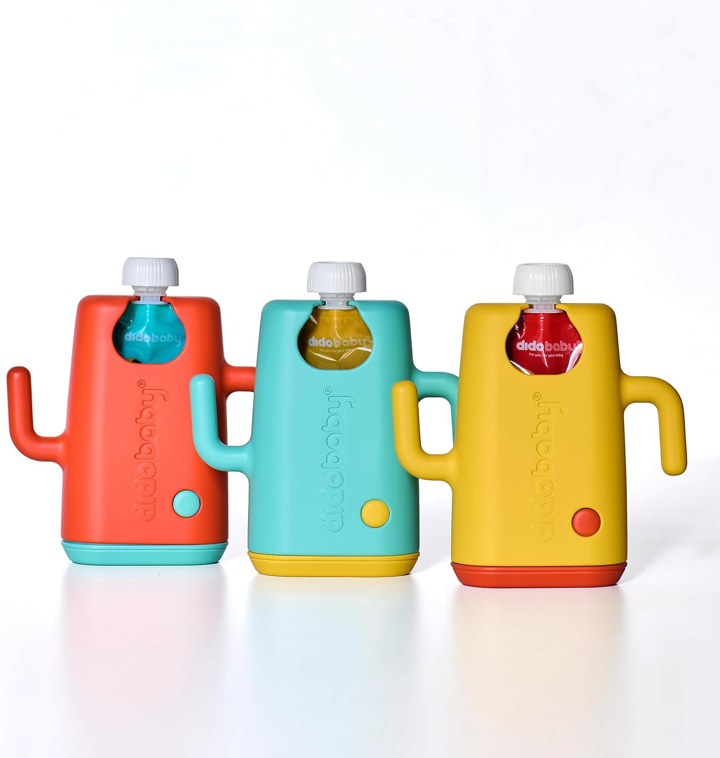 Três garrafas coloridas com capas de silicone e tampas brancas lado a lado