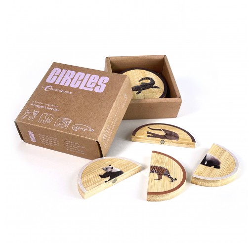 Peças de madeira em círculos com imagens de animais e embalagem de cartão