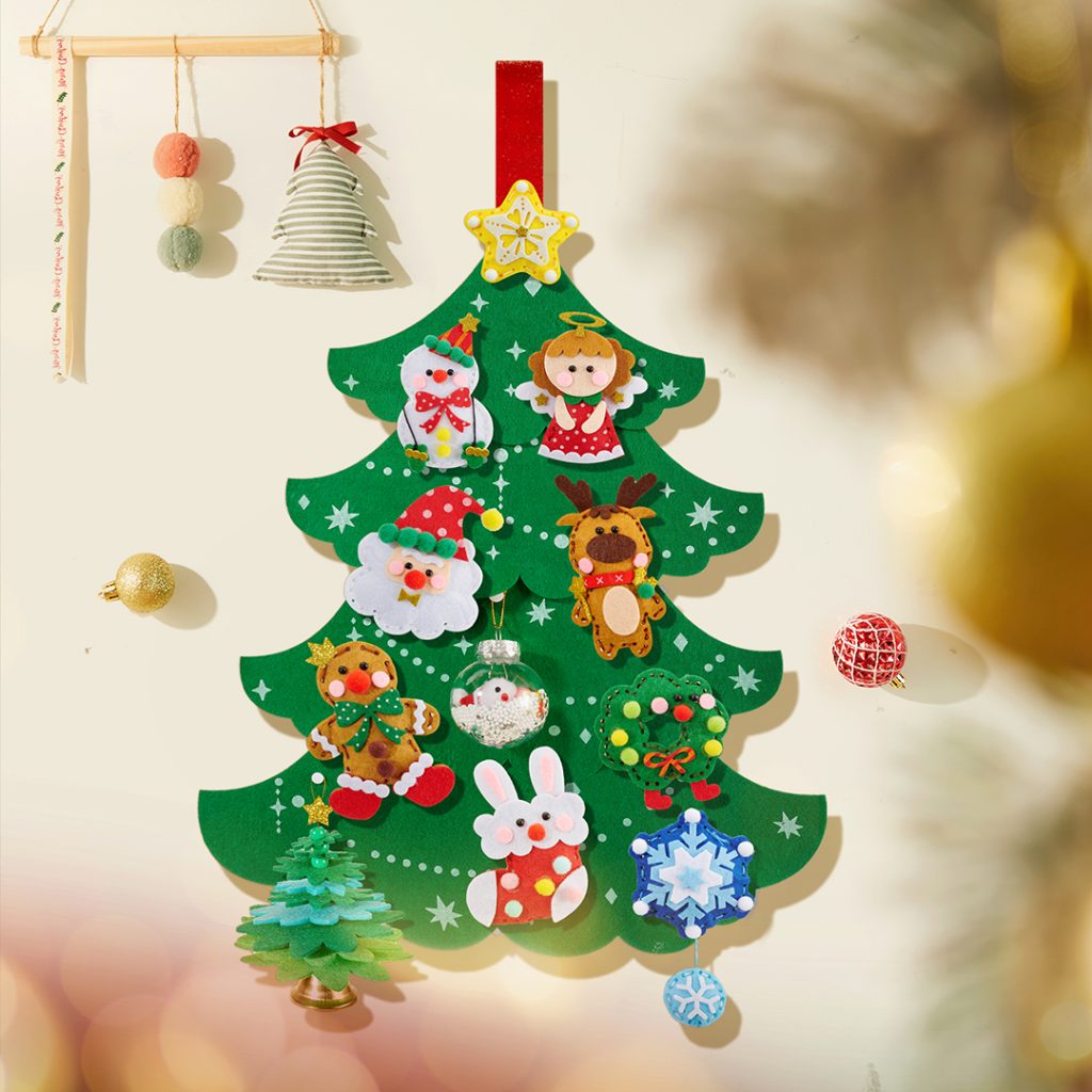 Decoração de árvore de Natal de feltro verde com vários enfeites coloridos pendurados