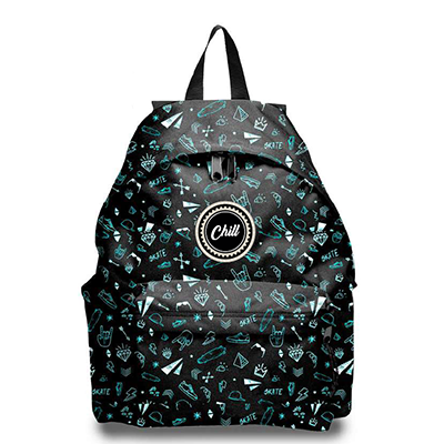 Mochila preta com padrão azul e etiqueta Chill