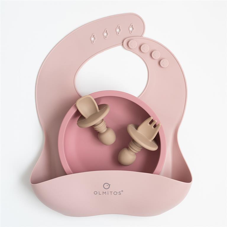 Babete de silicone rosa com duas chupetas bege dentro do bolso coletor