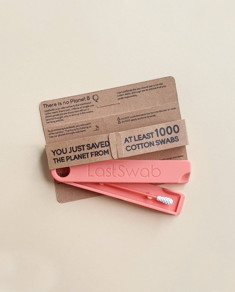 Kit LastSwab rosa claro em embalagem reciclada castanha com texto sobre salvar o planeta