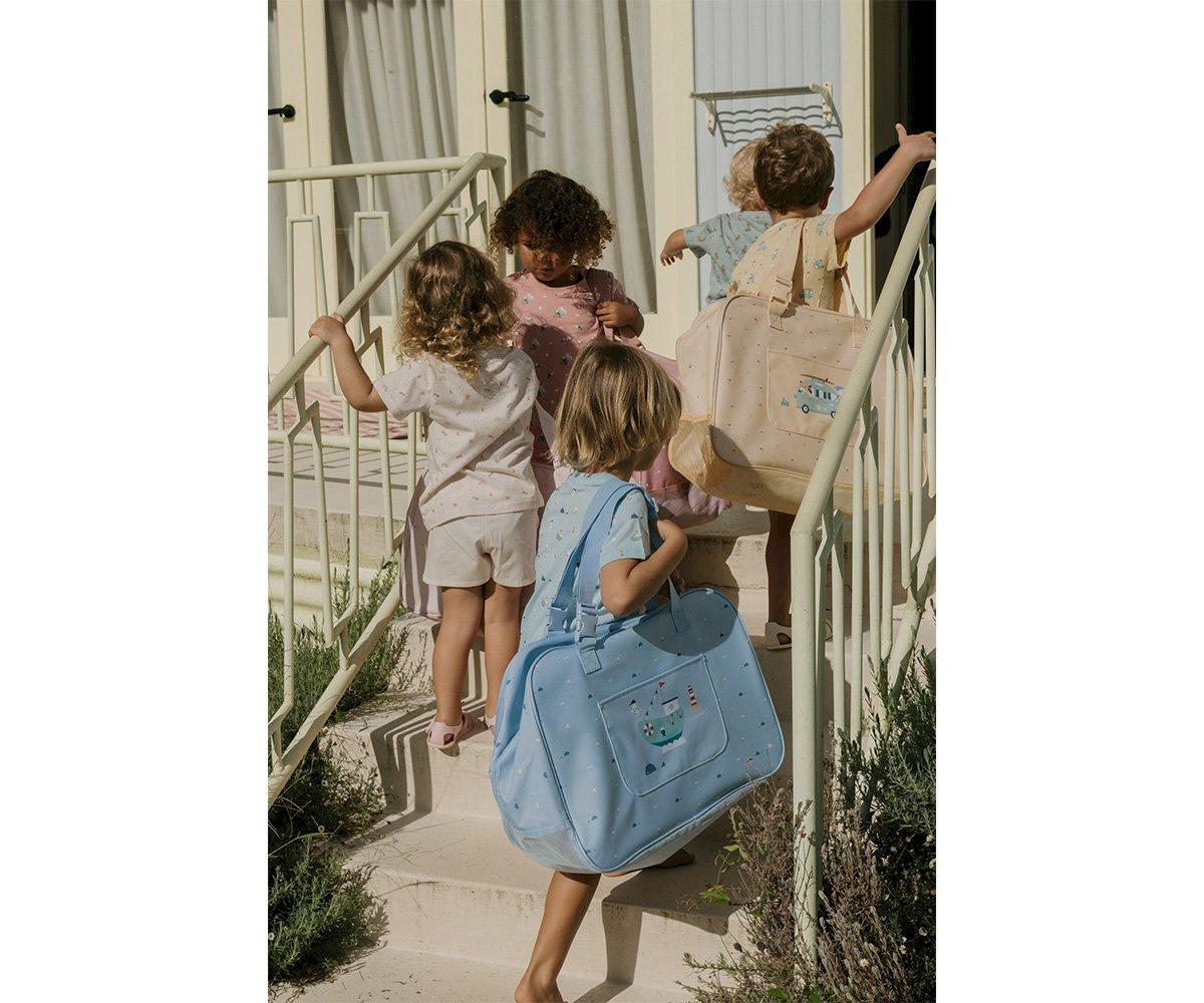 Quatro crianças com mochilas grandes sobem escadas externas