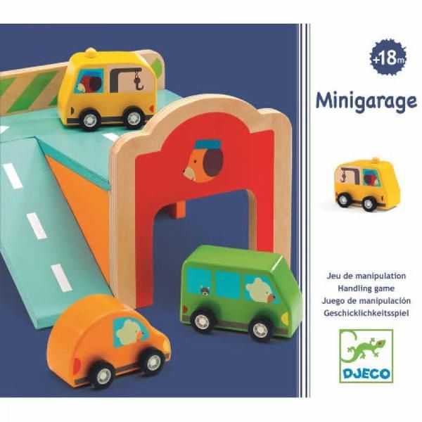 Minigaragem de madeira com carrinhos amarelo, verde e laranja e estrutura de garagem vermelha