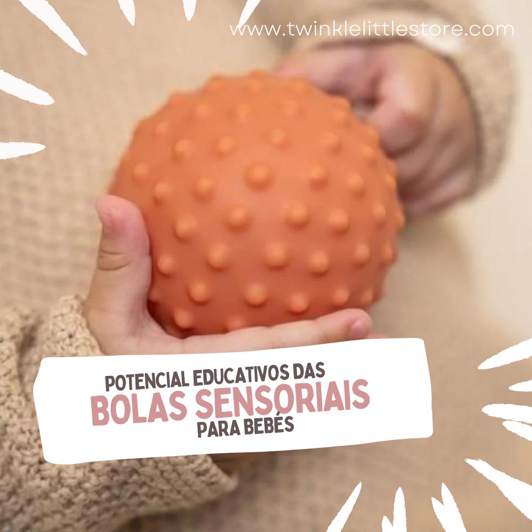 Bola sensorial cor de terra com textura bolhada segura por bebé