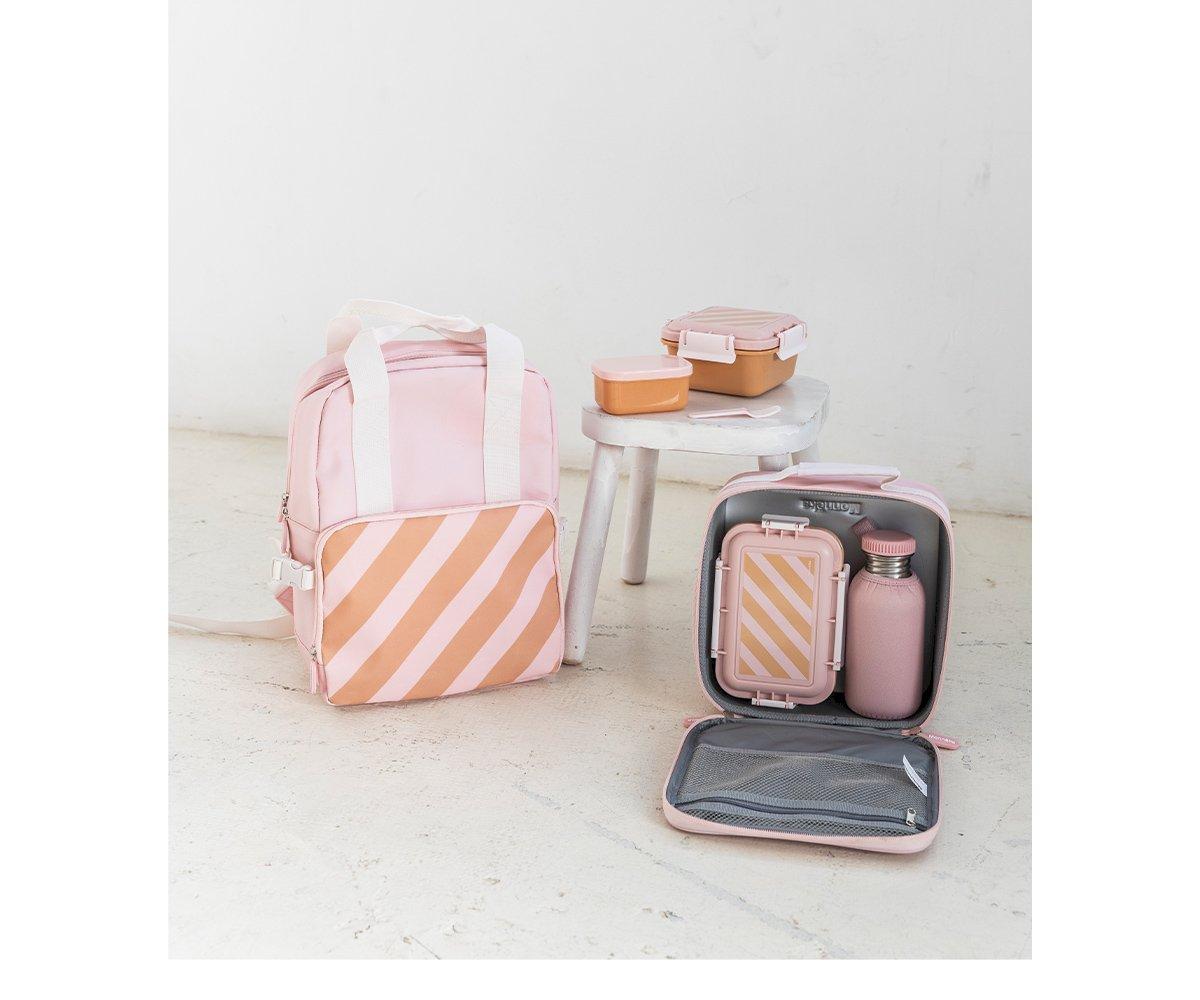 Conjunto de mochila rosa e lancheiras com recipientes em fundo branco