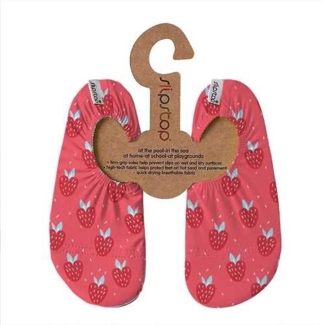 sapatilhas aquáticas vermelhas com morangos brancos e suporte de cartão