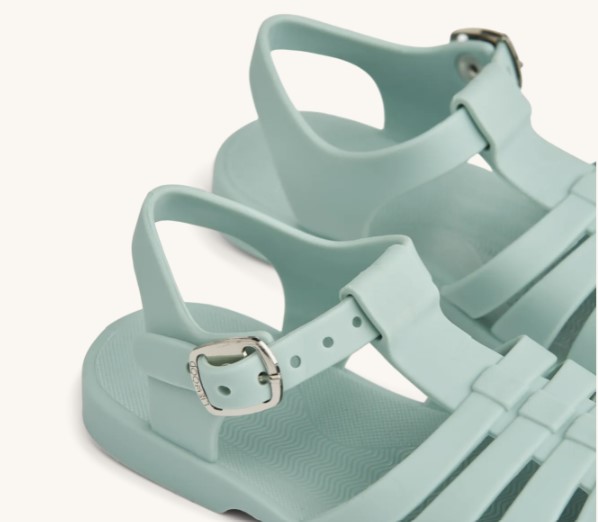 Sandálias de plástico azul claro com fivela prateada e design de tiras largas