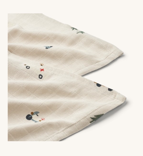 Toalha bege com padrão colorido e acabamento em bainha