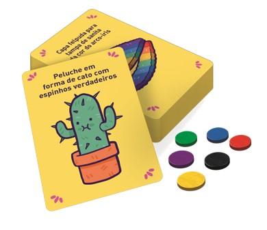 Cartas de jogo com desenhos e fichas coloridas sobre fundo branco