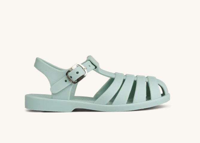 Sandália infantil verde água com tiras cruzadas e fivela metálica