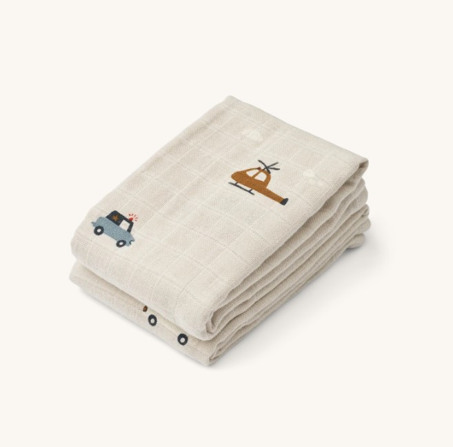 Manta infantil branca com desenhos de helicóptero e carro