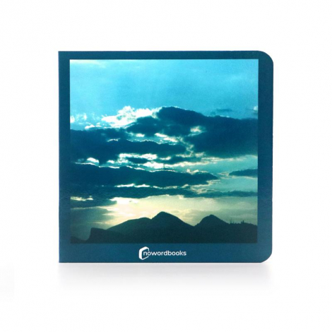Capa de livro com imagem de céu e montanhas e texto 'nowordbooks'.
