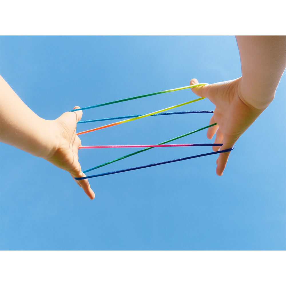 Mãos infantis segurando fios coloridos entrelaçados no céu azul