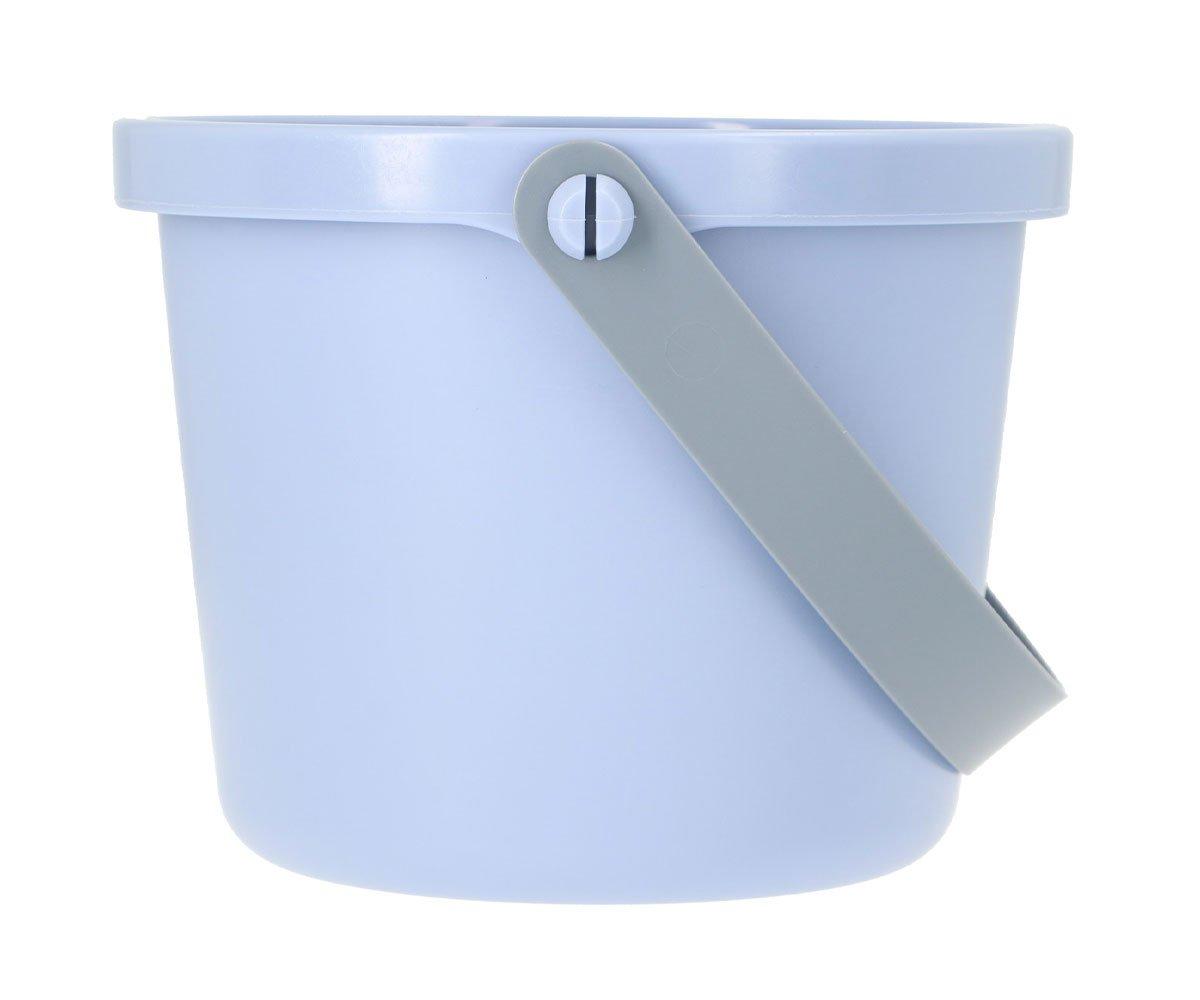 Balde de plástico azul claro com tampa e pega cinza