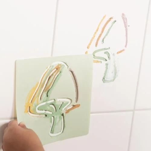 Adesivo de cogumelo colorido em azulejos brancos