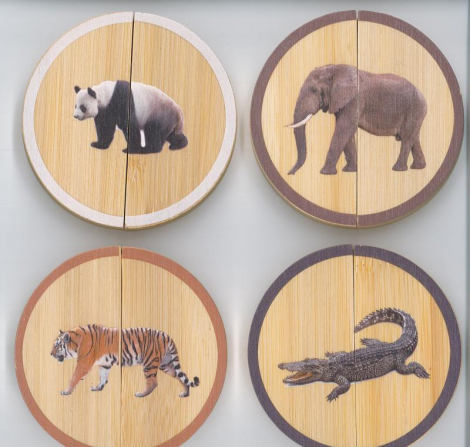 Jogos de madeira com imagens de panda, elefante, tigre e crocodilo, de madeira e cores naturais.