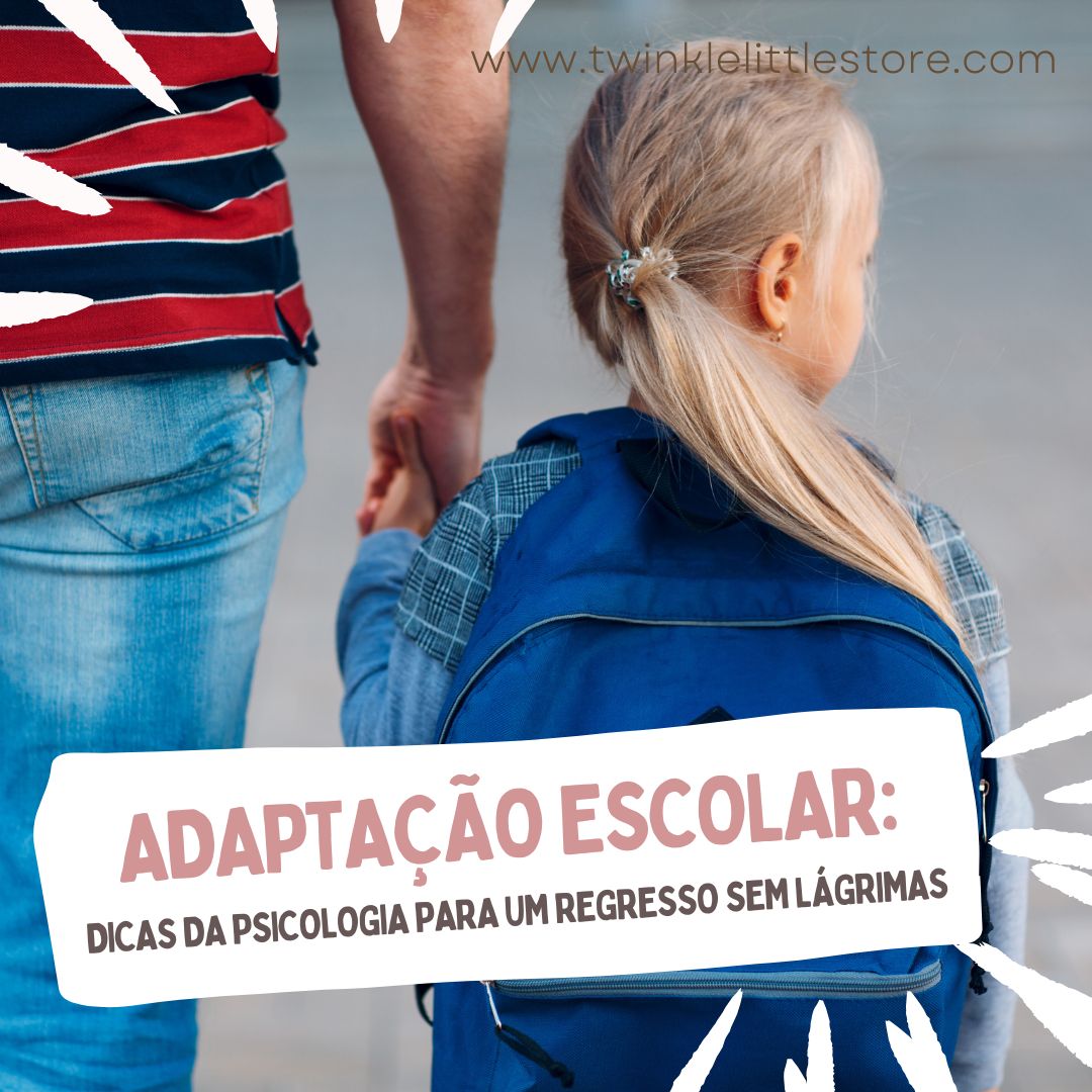 Criança com mochila azul e adulto de t-shirt riscada a segurar a mão ao ar livre