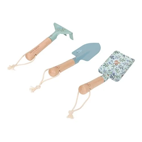 Conjunto de ferramentas de jardinagem com cabo de madeira e utensílios metálicos azuis e verdes, com cordões para pendurar