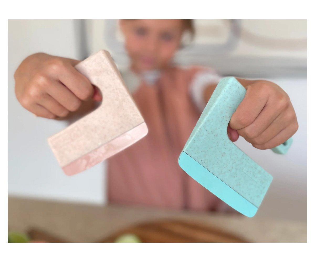 Dois marcadores de cantos de livro rosa e azul segurados por uma criança.