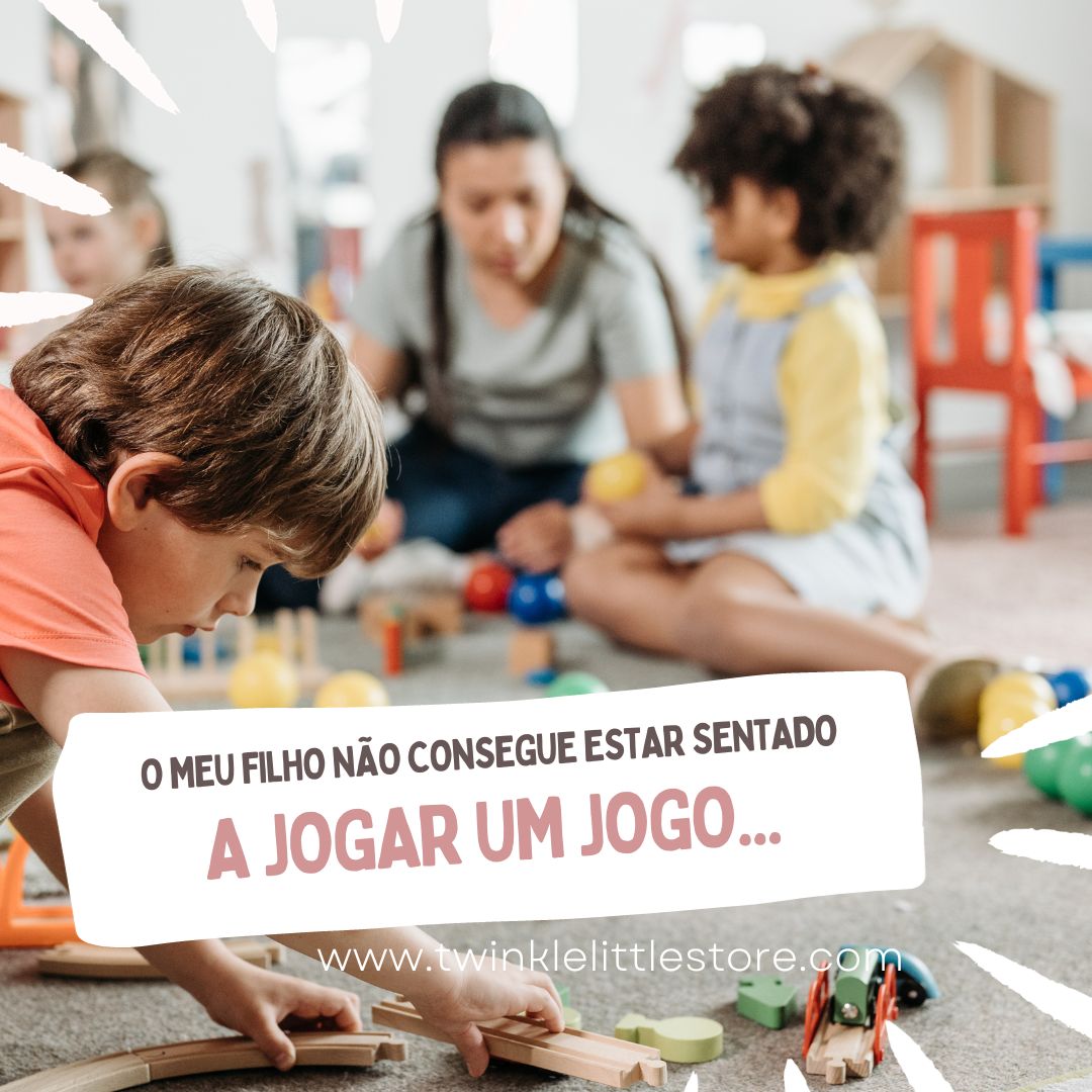 O meu filho não consegue estar sentado a jogar um jogo... Crianças a brincar no chão com brinquedos de madeira coloridos em sala