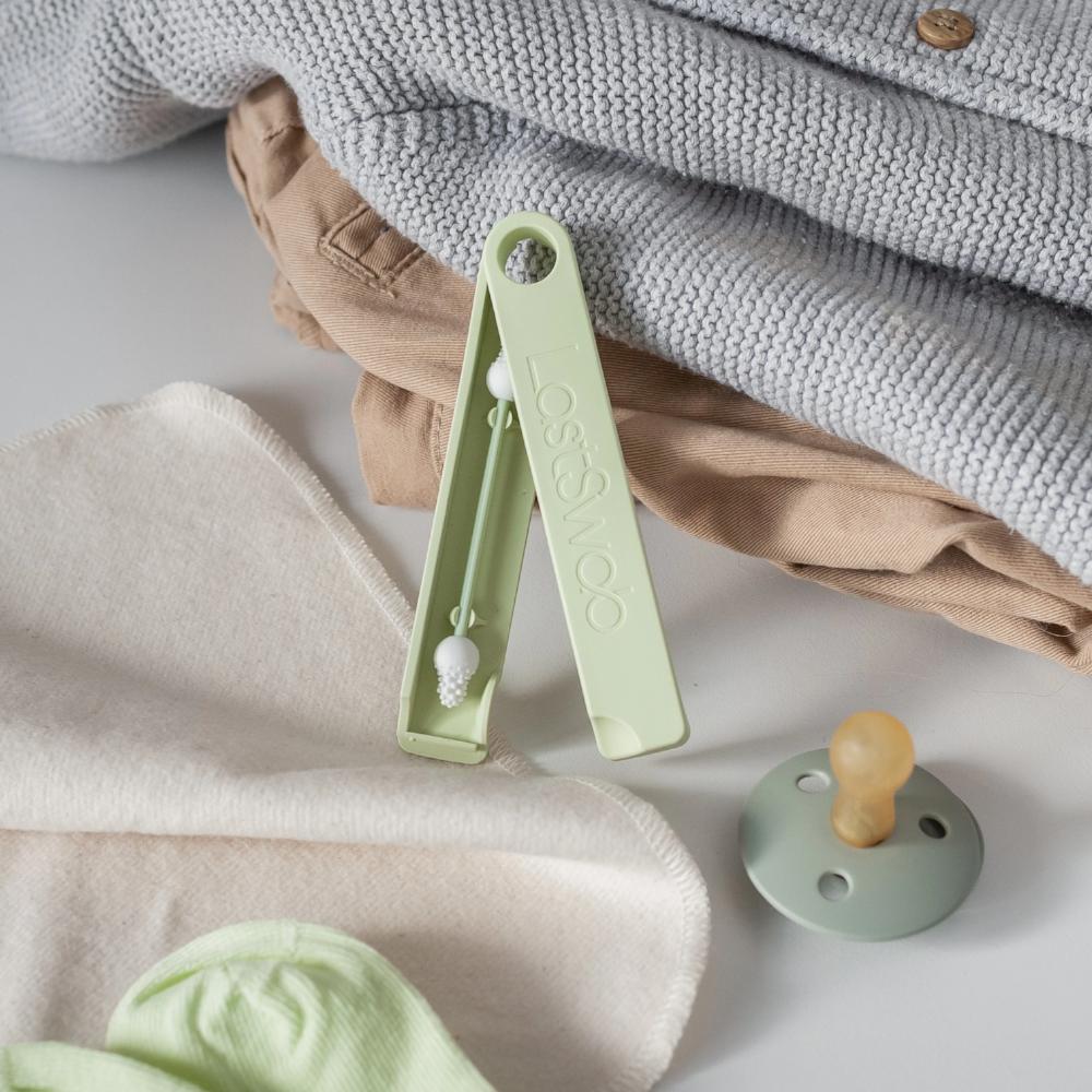 Conjunto de roupa e acessórios para bebé em tons castanhos, cinza e verde claro