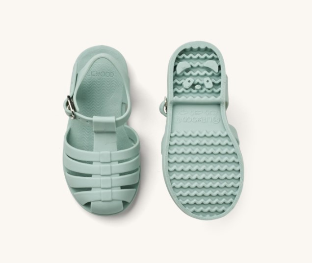 Sandálias de plástico verde água vistas de cima e de sola