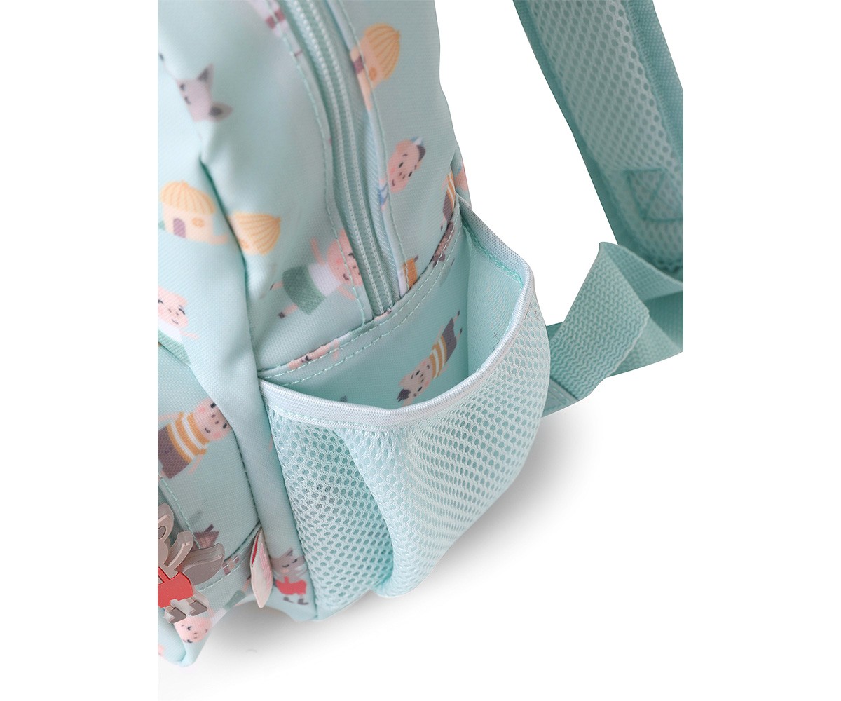 Mochila infantil azul claro com padrão de personagens animados e bolso lateral em malha