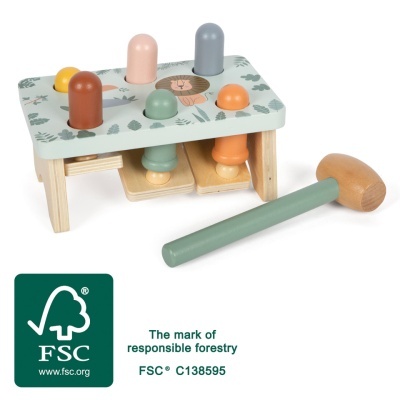 Brinquedo de madeira com pinos coloridos e martelo