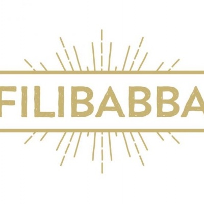 Logótipo FILIBABBA dourado com design de linhas e raios