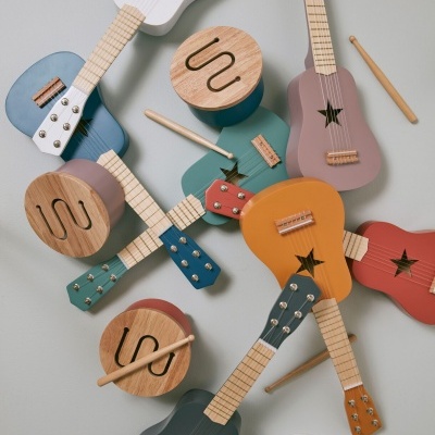 Instrumentos musicais infantis de madeira com várias cores e tambores