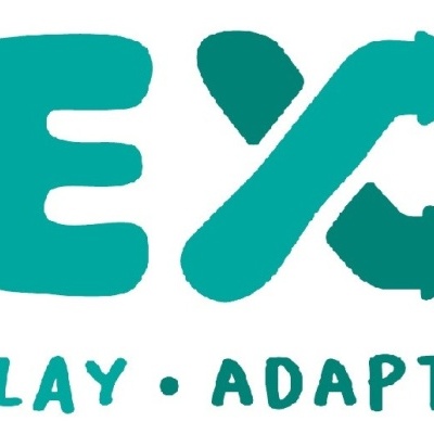 Logótipo FLEXIQ com as palavras PLAY · ADAPT · GROW