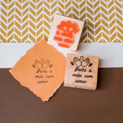 Carimbo&#x20;-&#x20;Feito&#x20;&#x00E0;&#x20;m&#x00E3;o&#x20;com&#x20;amor&#x20;-&#x20;4x4cm