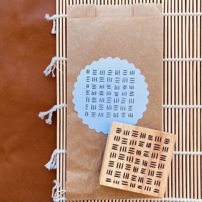 Carimbo&#x20;-&#x20;&quot;Tra&#x00E7;os&quot;&#x20;-&#x20;6x6cm