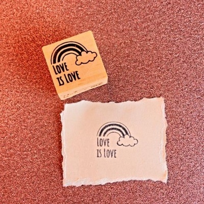 Carimbo&#x20;-&#x20;Cole&#x00E7;&#x00E3;o&#x20;Love&#x20;is&#x20;Love&#x20;-&#x20;3x3cm