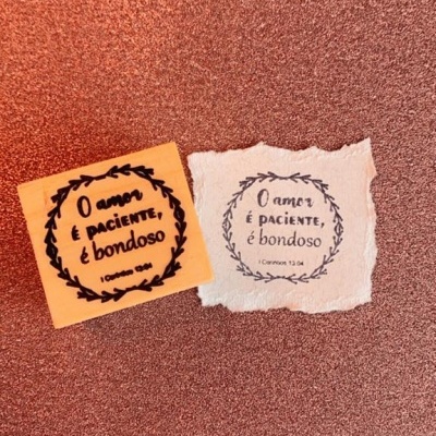 Carimbo&#x20;-&#x20;O&#x20;amor&#x20;&#x00E9;&#x20;paciente,&#x20;&#x00E9;&#x20;bondoso&#x20;-&#x20;4x4cm