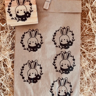 Carimbo&#x20;-&#x20;Coelho&#x20;com&#x20;borda&#x20;floral&#x20;&#x20;-&#x20;4x4cm