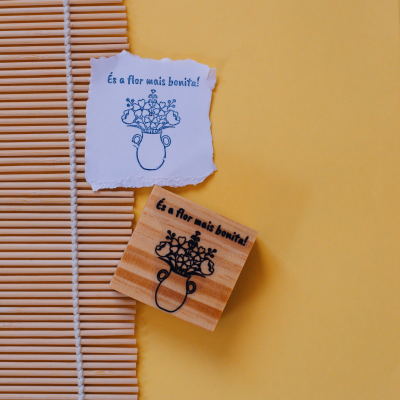 Carimbo&#x20;-&#x20;&#x00C9;s&#x20;a&#x20;flor&#x20;mais&#x20;bonita&#x21;&#x20;-&#x20;5x5cm