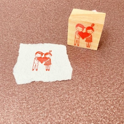 Carimbo&#x20;-&#x20;Casal&#x20;com&#x20;cora&#x00E7;&#x00E3;o&#x20;-&#x20;3x3cm