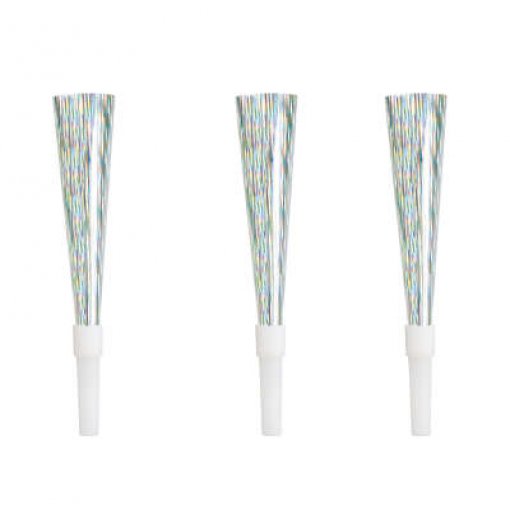 Três apitos de festa prateados com base branca em fundo branco