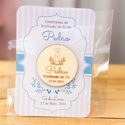 Pin redondo de madeira com gravura e cartão de lembrança para profissão de fé