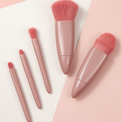Conjunto de cinco pincéis de maquilhagem rosa com cerdas macias
