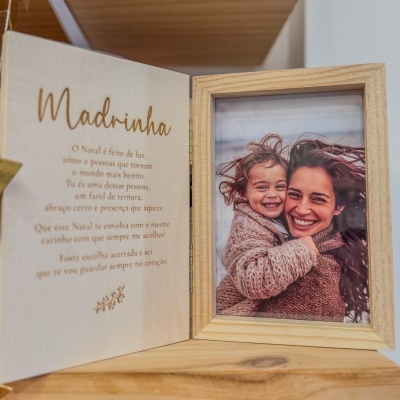 Caixa Moldura Madrinha em Madeira – Coroa Natalícia Artesanal