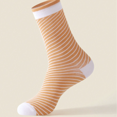 Meia castanha e branca com riscas em fundo bege