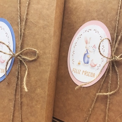 Pacotes embrulhados em papel castanho com etiqueta de Páscoa