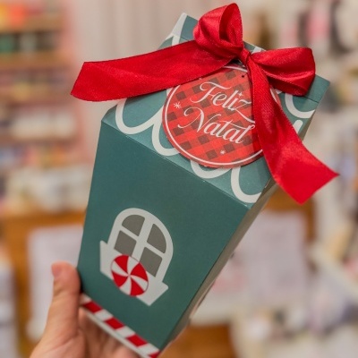 Caixa Casinha de Natal com Mini Vela e Chocolates – Edição Festiva