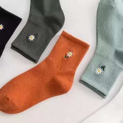 Meias coloridas com bordado de flor branca