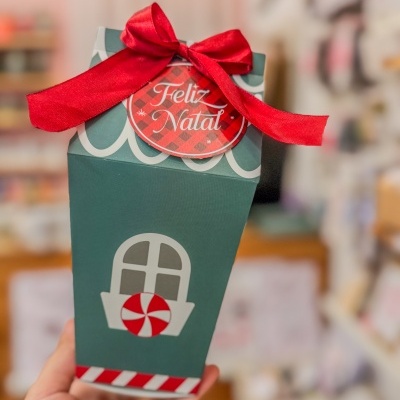 Caixa Casinha de Natal com Mini Vela e Chocolates – Edição Festiva