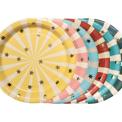 Conjunto de pratos de papel coloridos com decoração de estrelas douradas