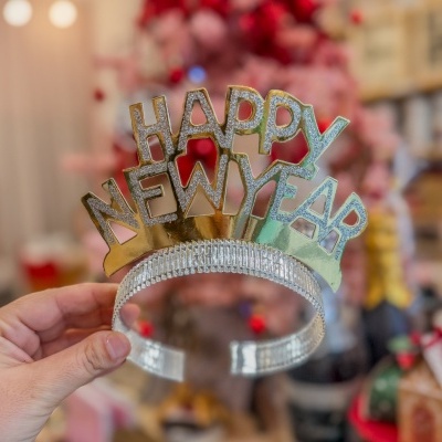 Tiara prateada e dourada com texto HAPPY NEW YEAR